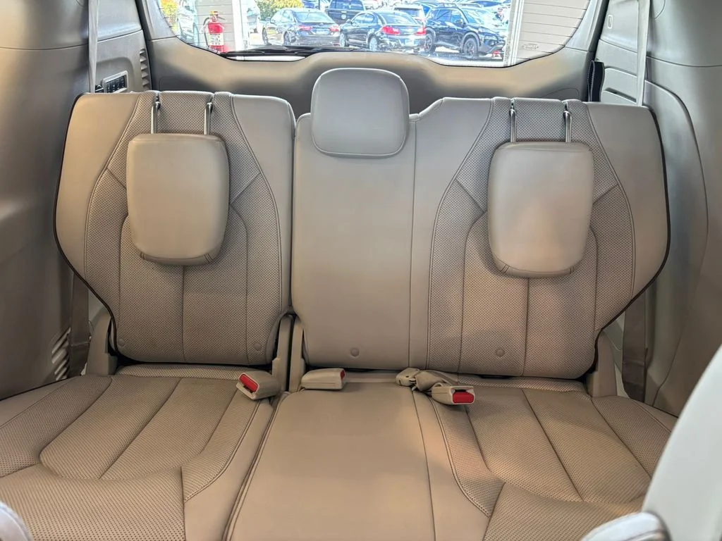 Used 2017 Silver Chrysler Limited image 28