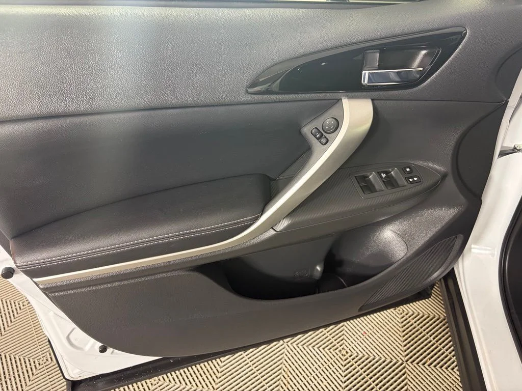 Used 2022 Silver Mitsubishi SE image 10