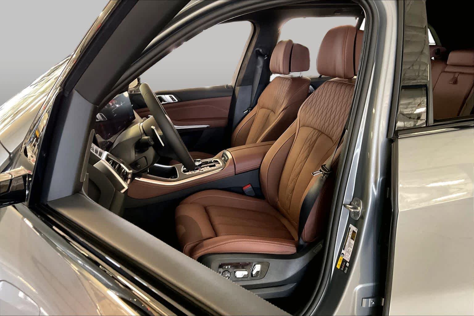 New 2026 Skyscraper Grey Metallic BMW xDrive50e image 9
