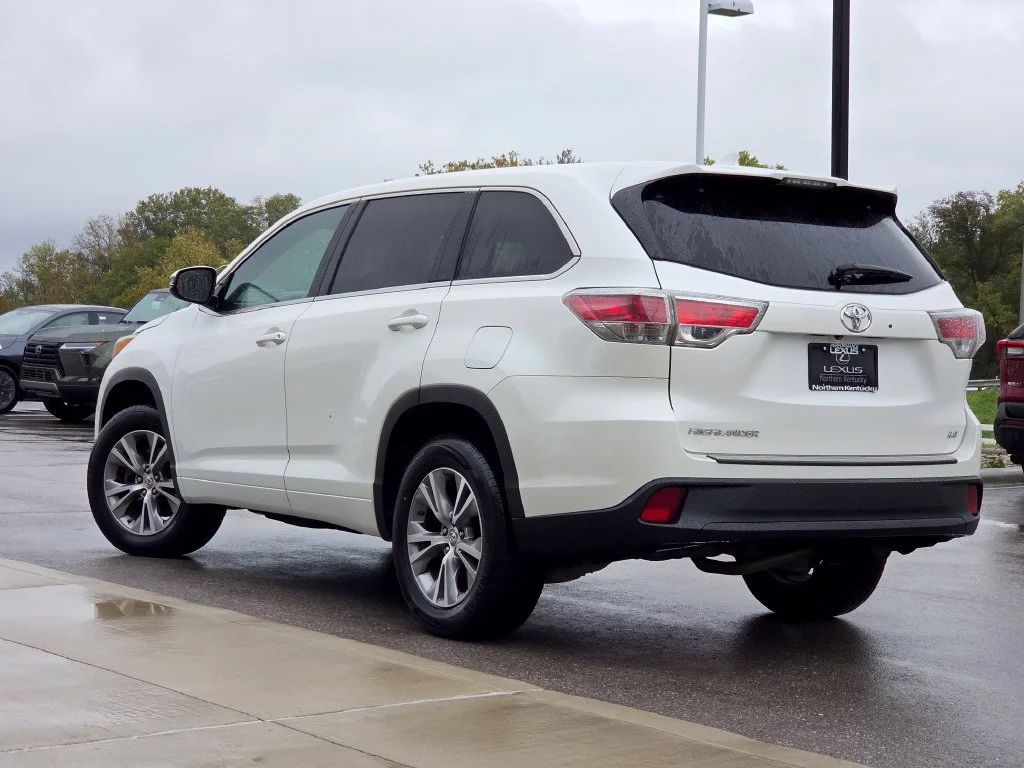 Used 2015 Blizzard Pearl Toyota LE Plus image 22