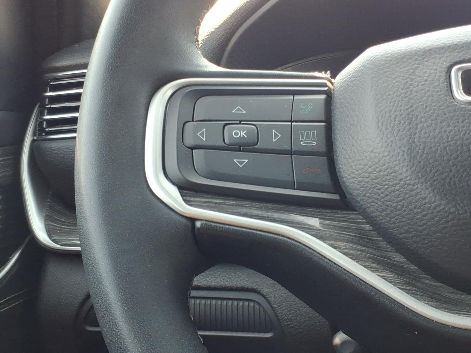 Used 2022 Diamond Black Crystal Pearlcoat Jeep Series III image 29