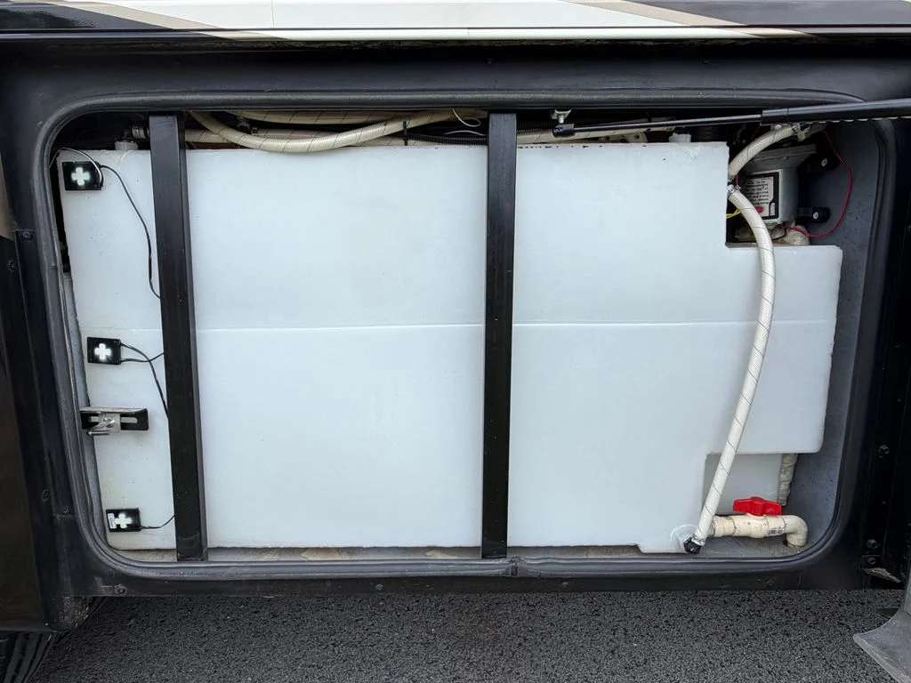 Used 2014  Tiffin  image 28