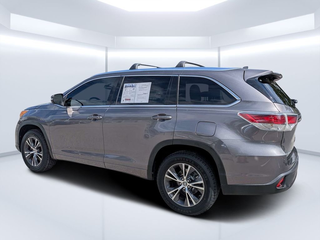 Used 2016 Gray Toyota XLE V6 image 4