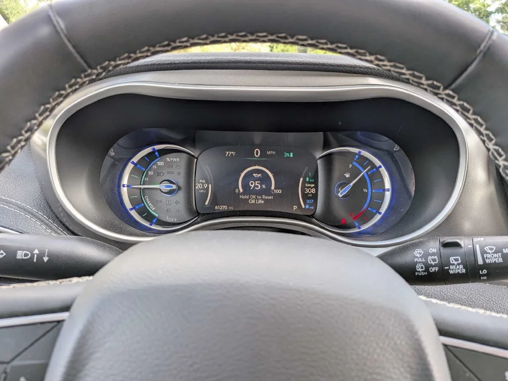 Used 2023 Silver Chrysler Touring L image 20