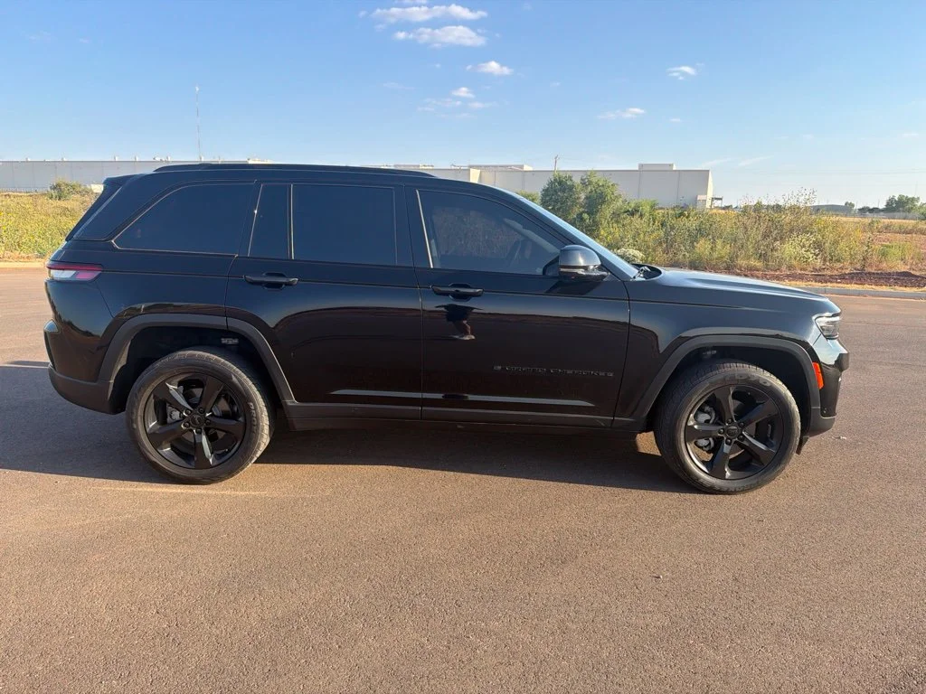Used 2023 Diamond Black Crystal Pearlcoat Jeep Limited image 4