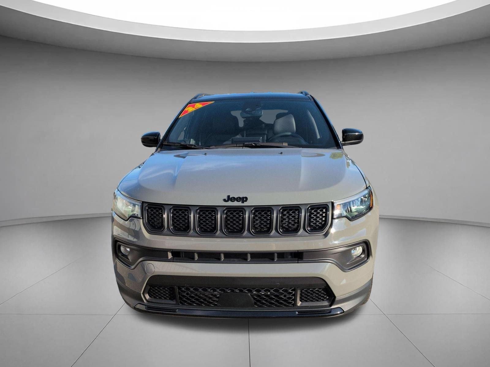 Used 2024 Baltic Gray Metallic Clearcoat Jeep Latitude image 8