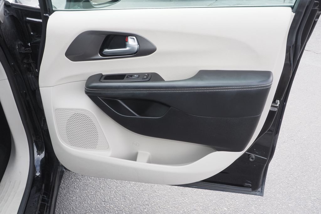 Used 2024 Black Chrysler Touring L image 22