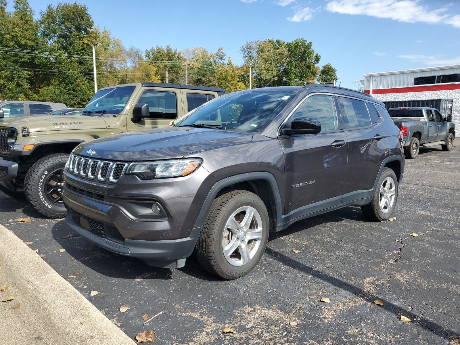 Used 2024  Jeep Latitude image 2