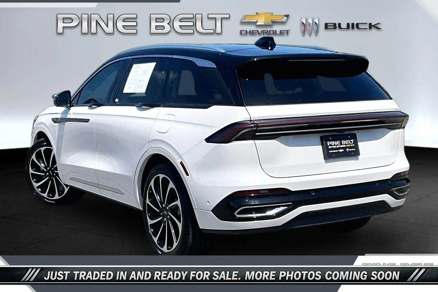 Used 2024 White Platinum Metallic Tri-Coat Lincoln Black Label image 2