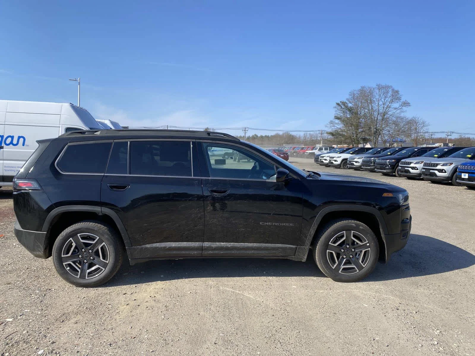 New 2026 Diamond Black Crystal Pearl-Coat Exterior Paint Jeep Laredo image 2