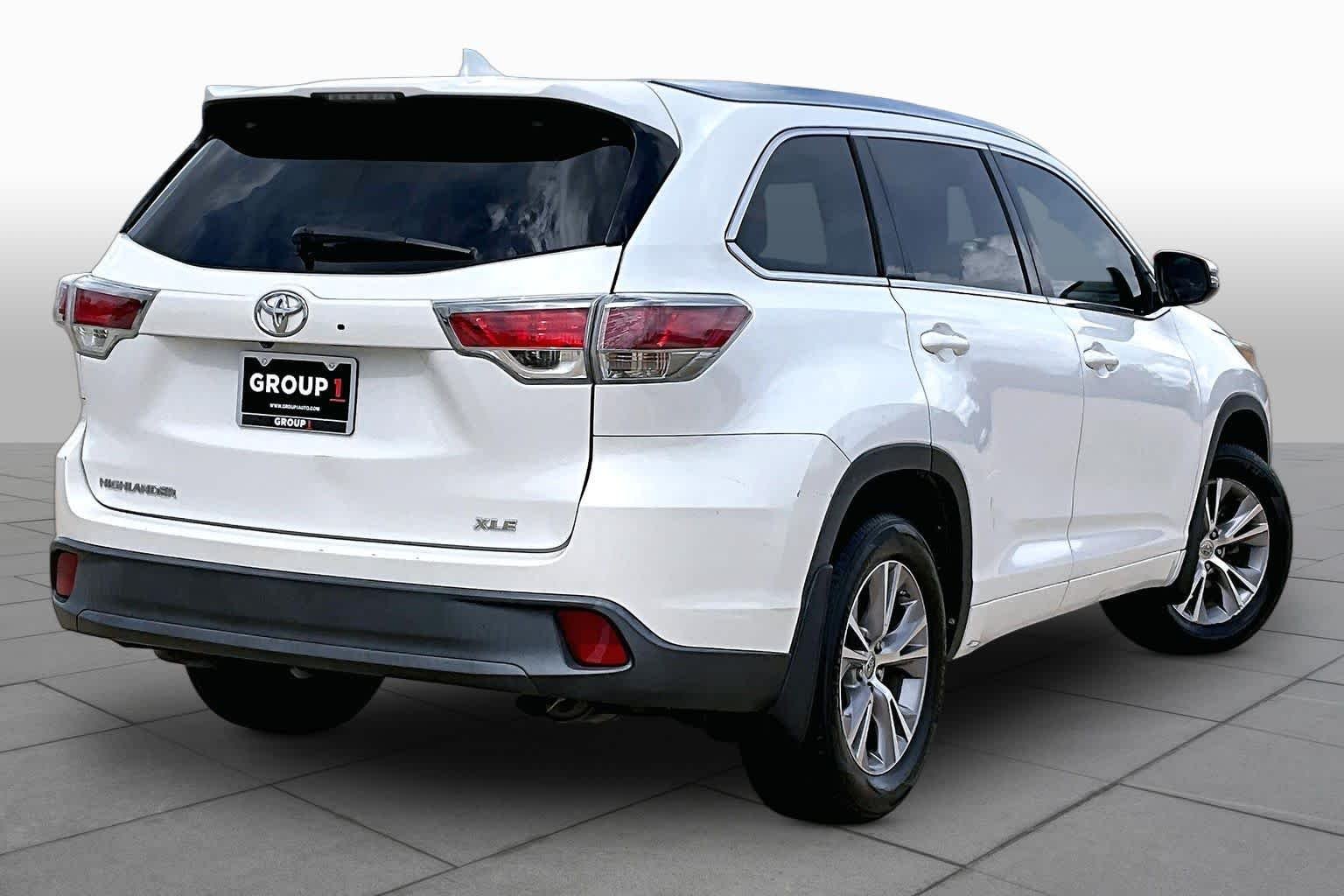 Used 2015 Blizzard Pearl Toyota XLE image 12