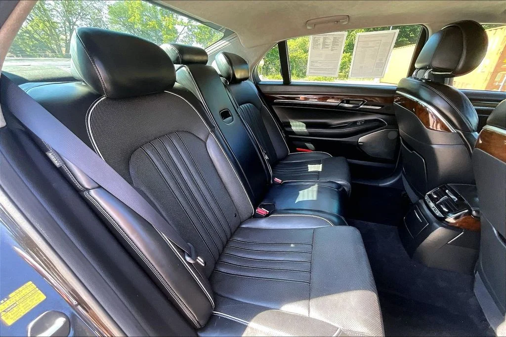 Used 2018 Black Genesis 3.3T Premium image 27