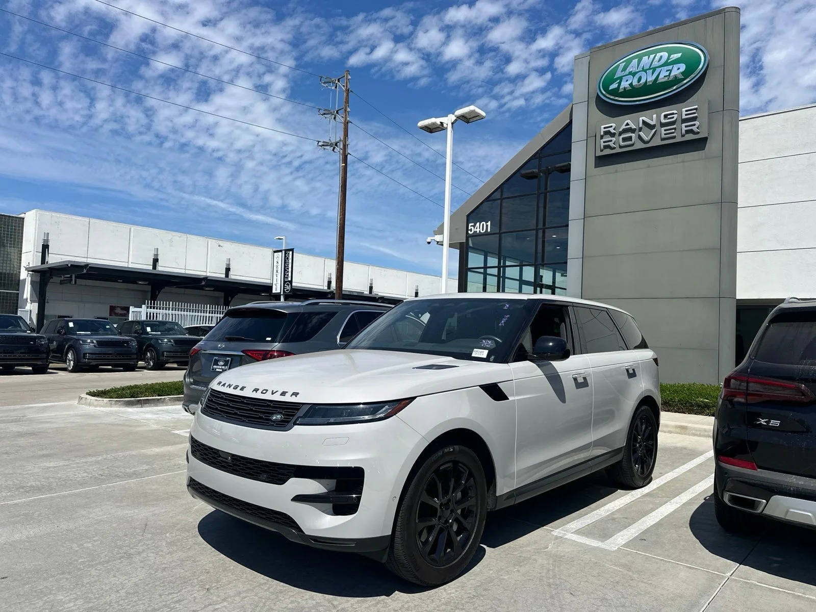 Used 2025 Borasco Gray Metallic Land Rover SE image 1