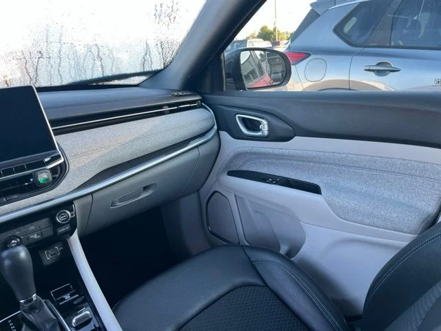 Used 2024  Jeep Latitude image 14