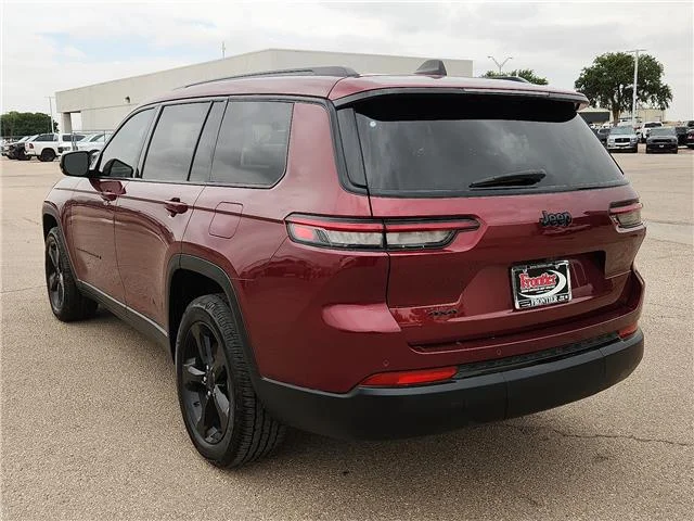 Used 2023 Red Jeep Altitude 4x4 image 3