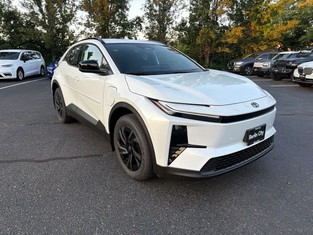 New 2026 Wind Chill Pearl <sup>1</sup> Toyota  SE image 3