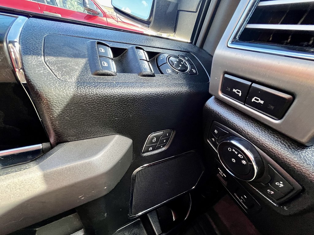 Used 2018 White Platinum Metallic Tri-Coat Ford Platinum image 18