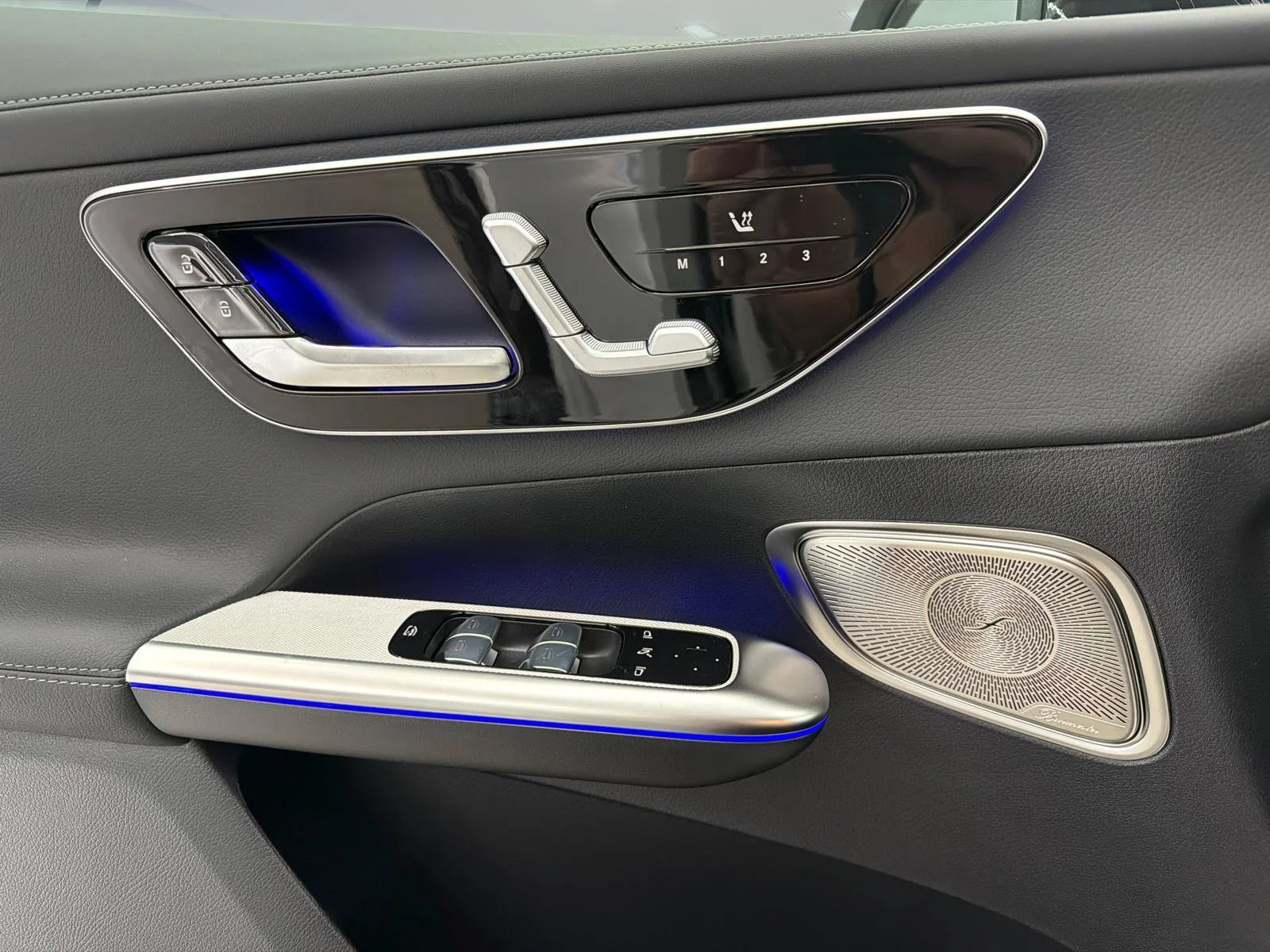 New 2027 White Mercedes-Benz GLC 300 image 21