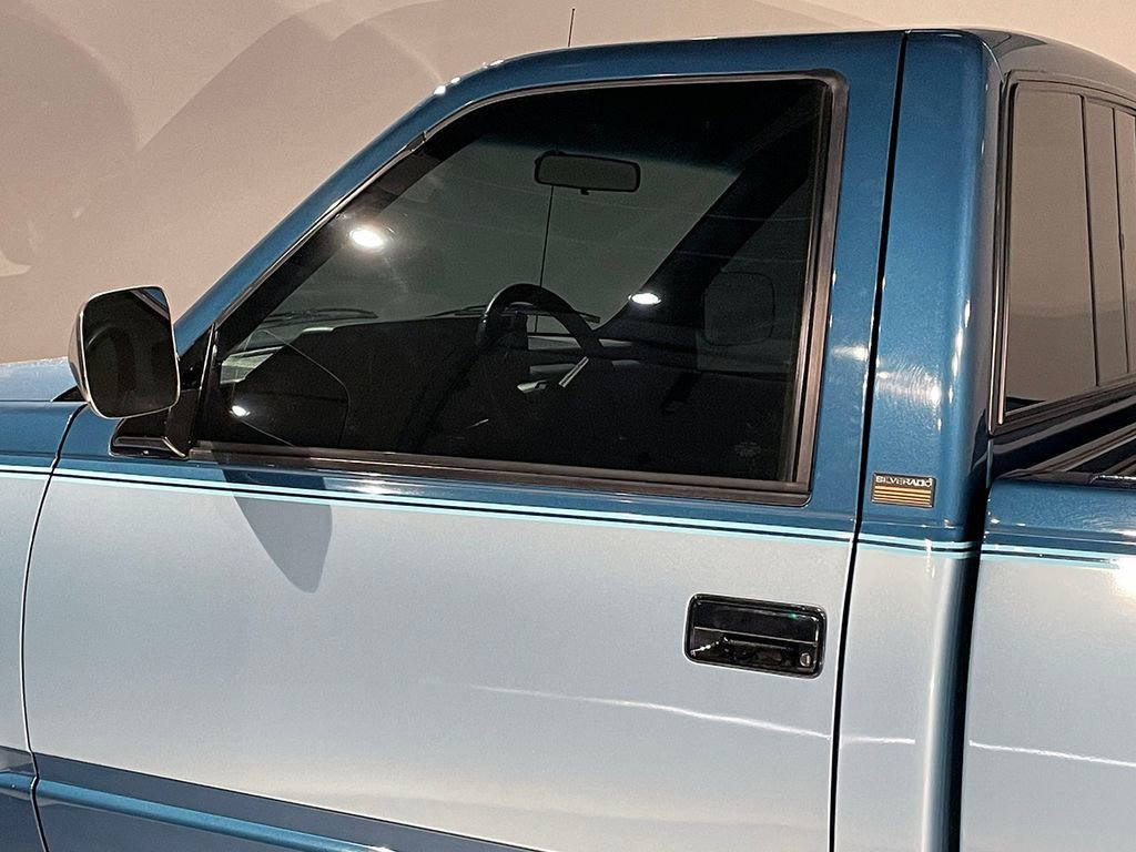 Used 1992  Chevrolet NA image 17