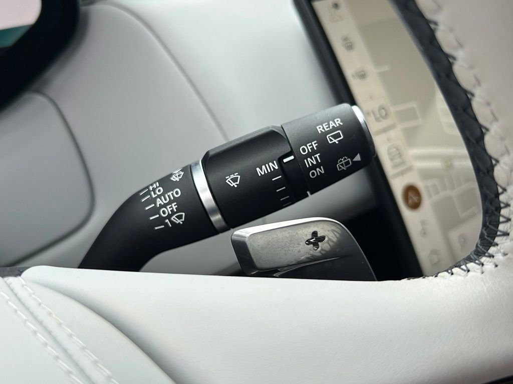 Used 2024 White Land Rover Dynamic SE image 23