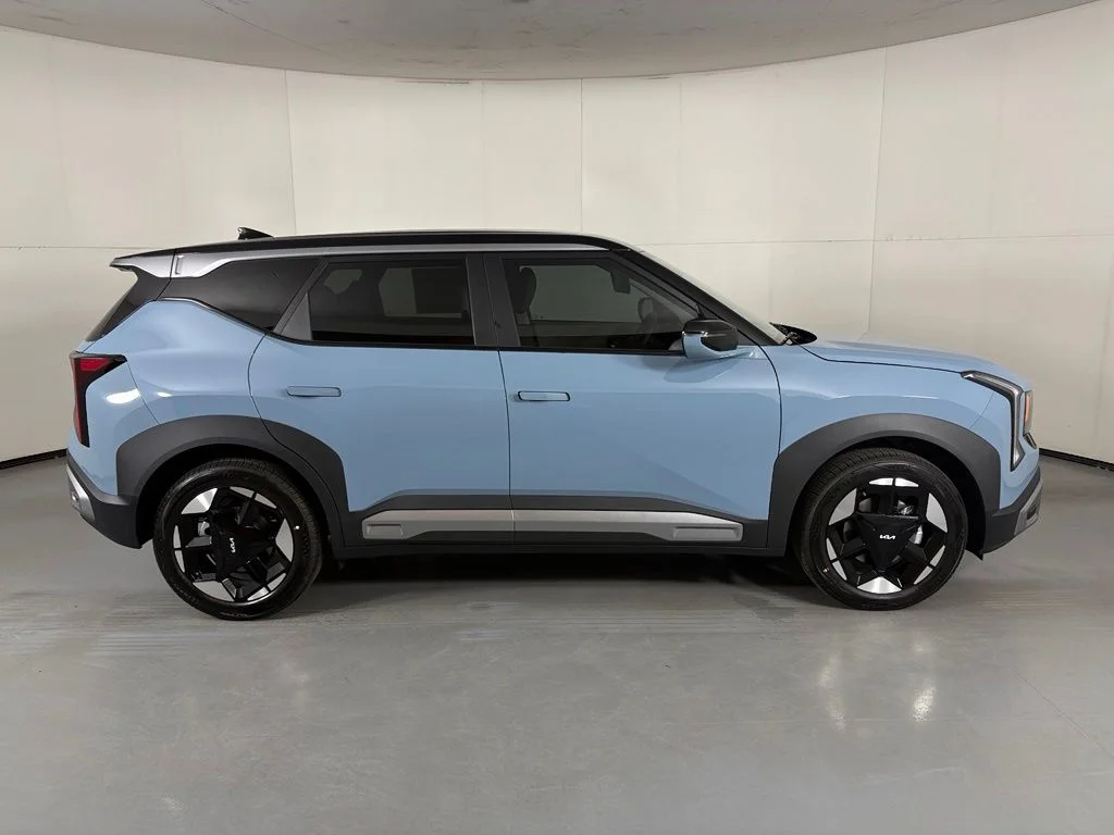 New 2027 Frost Blue / Black Roof Kia S image 9
