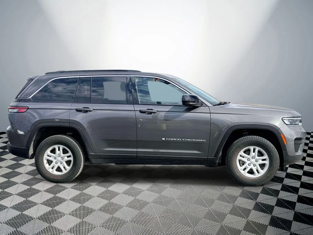 Used 2024 Gray Jeep Laredo image 6