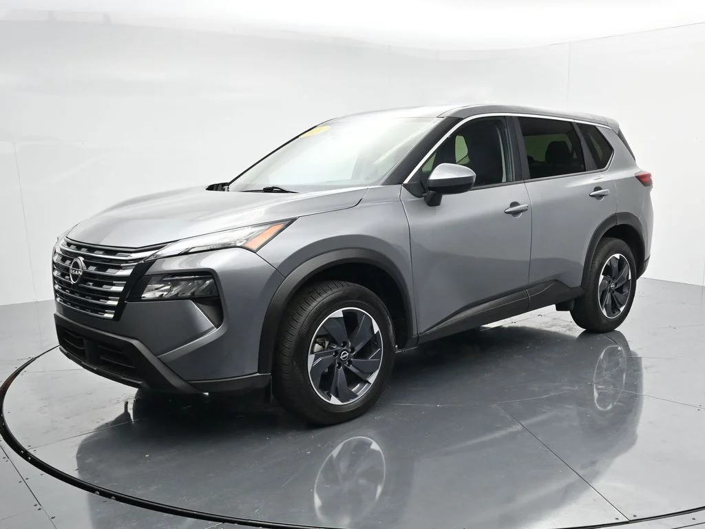Used 2024 Gray Nissan SV image 4