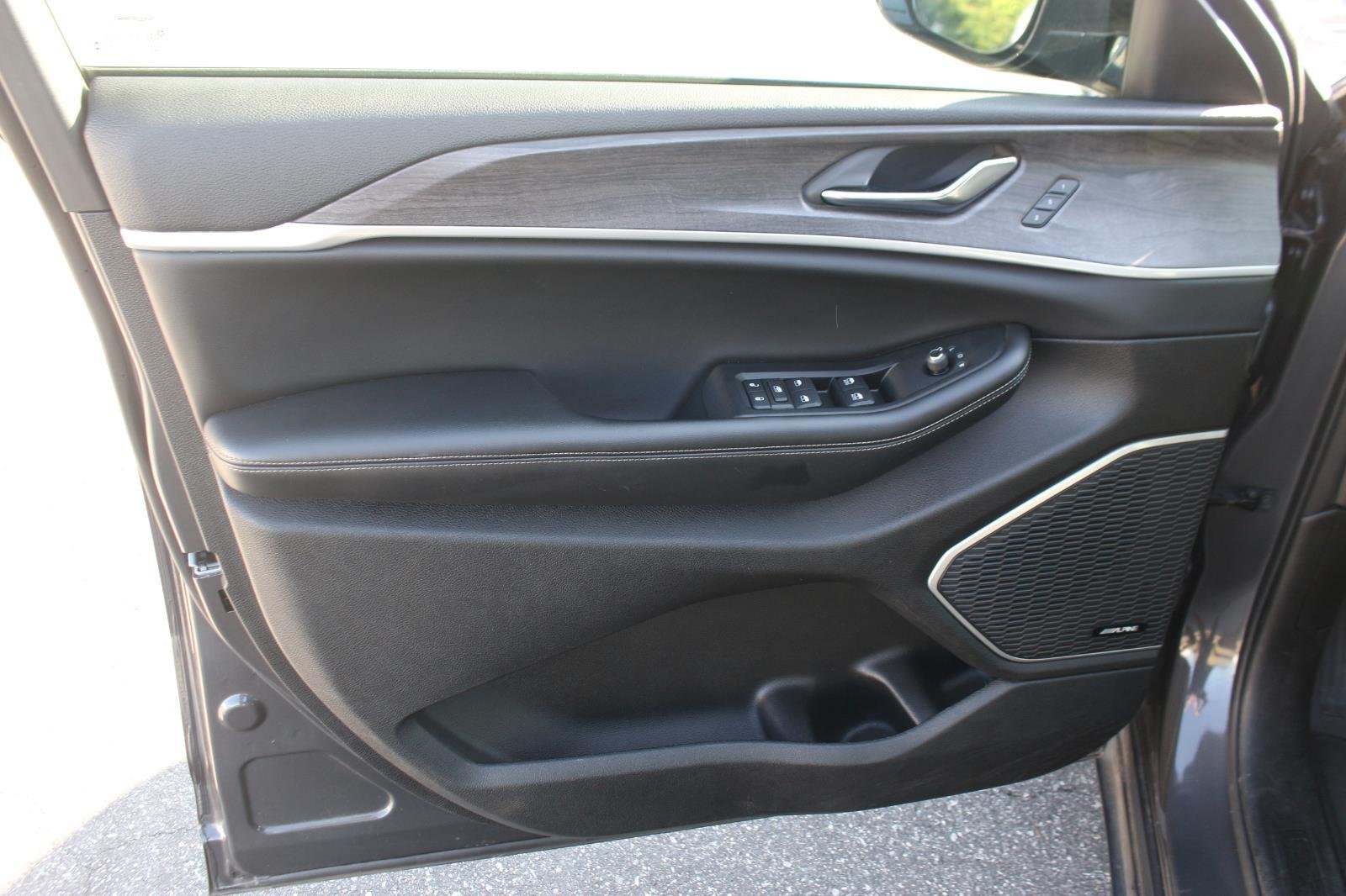 Used 2024 Grey Jeep 4x4 image 13