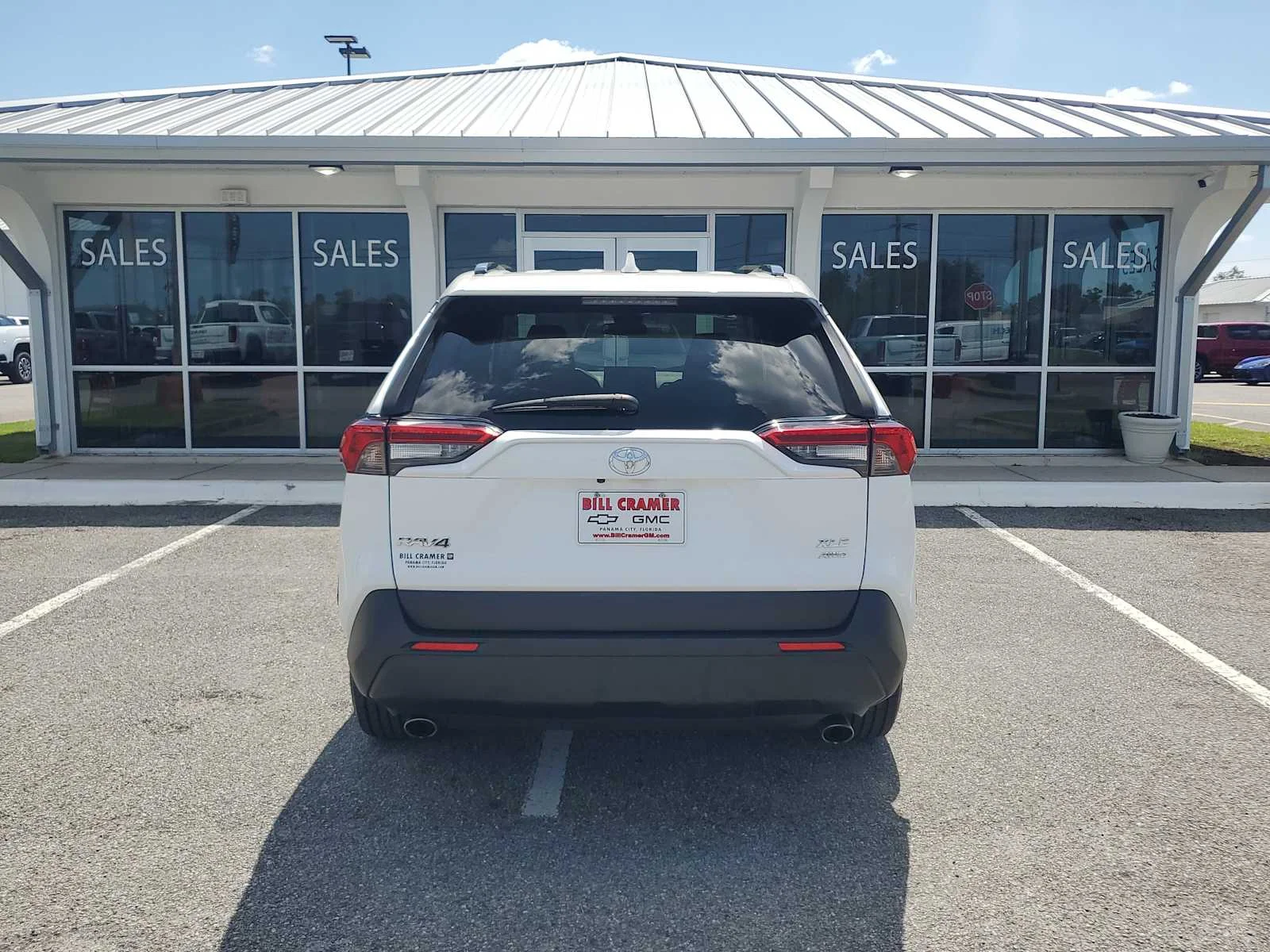 Used 2020 Super White White Toyota XLE image 4