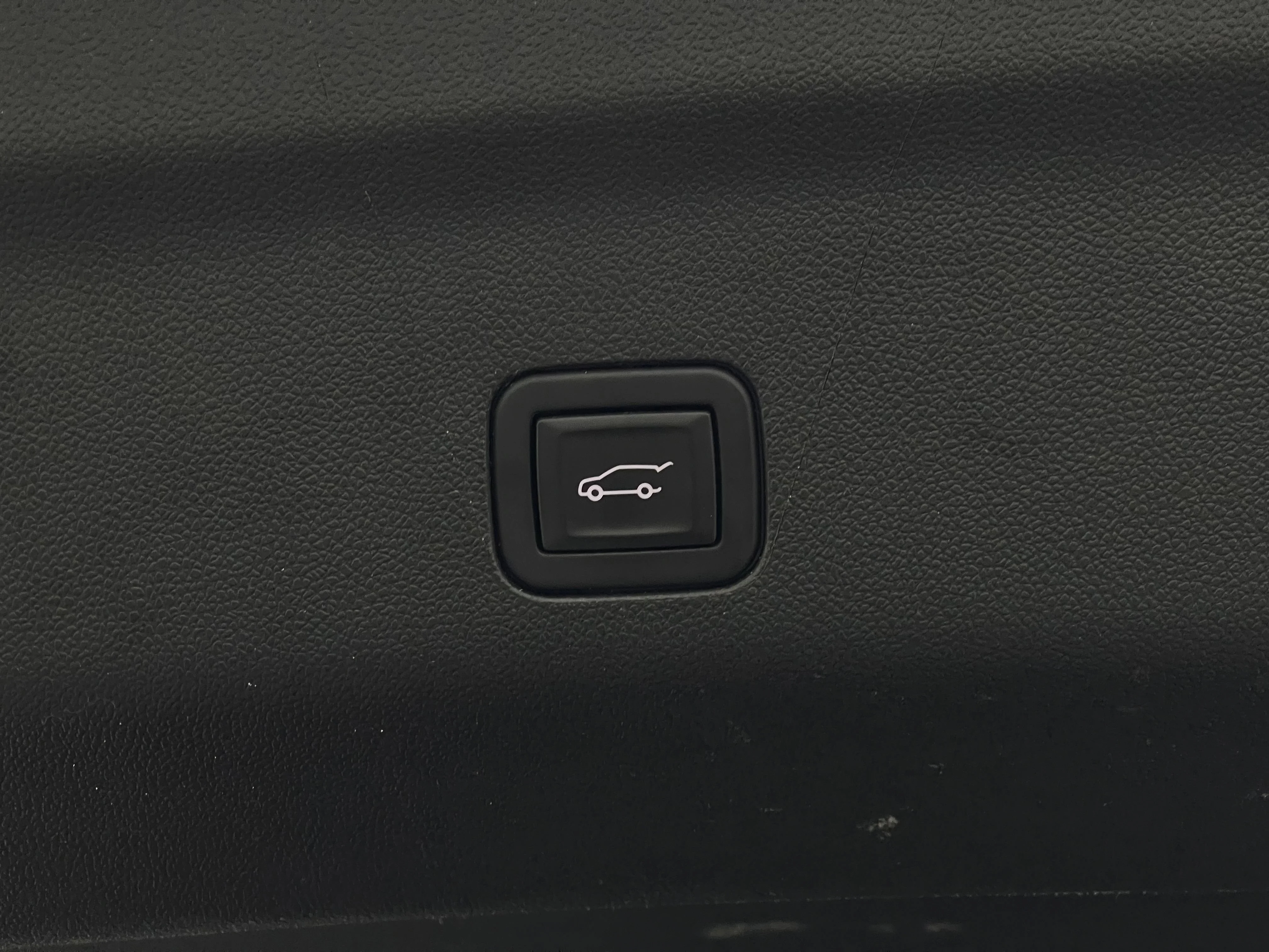 Used 2024 White Frost Tricoat GMC Denali Ultimate image 15
