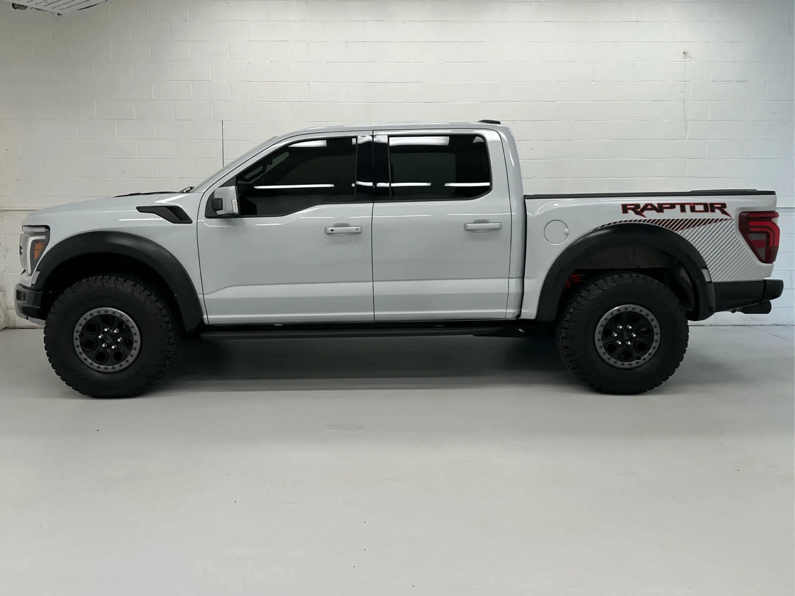 Used 2025 Space White Metallic Ford Raptor image 3
