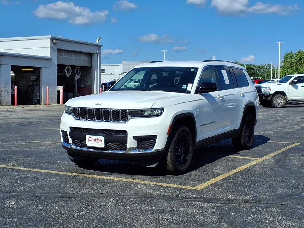 Used 2023 White/off-white Jeep Laredo image 2