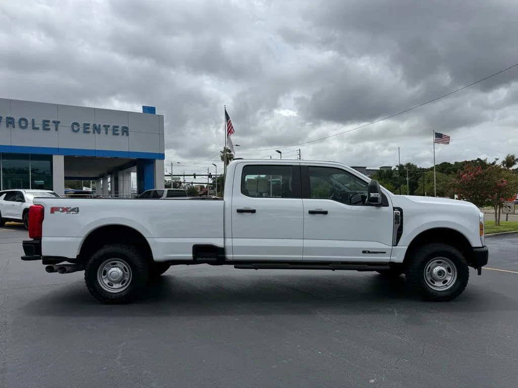 Used 2025 White Ford XL image 9