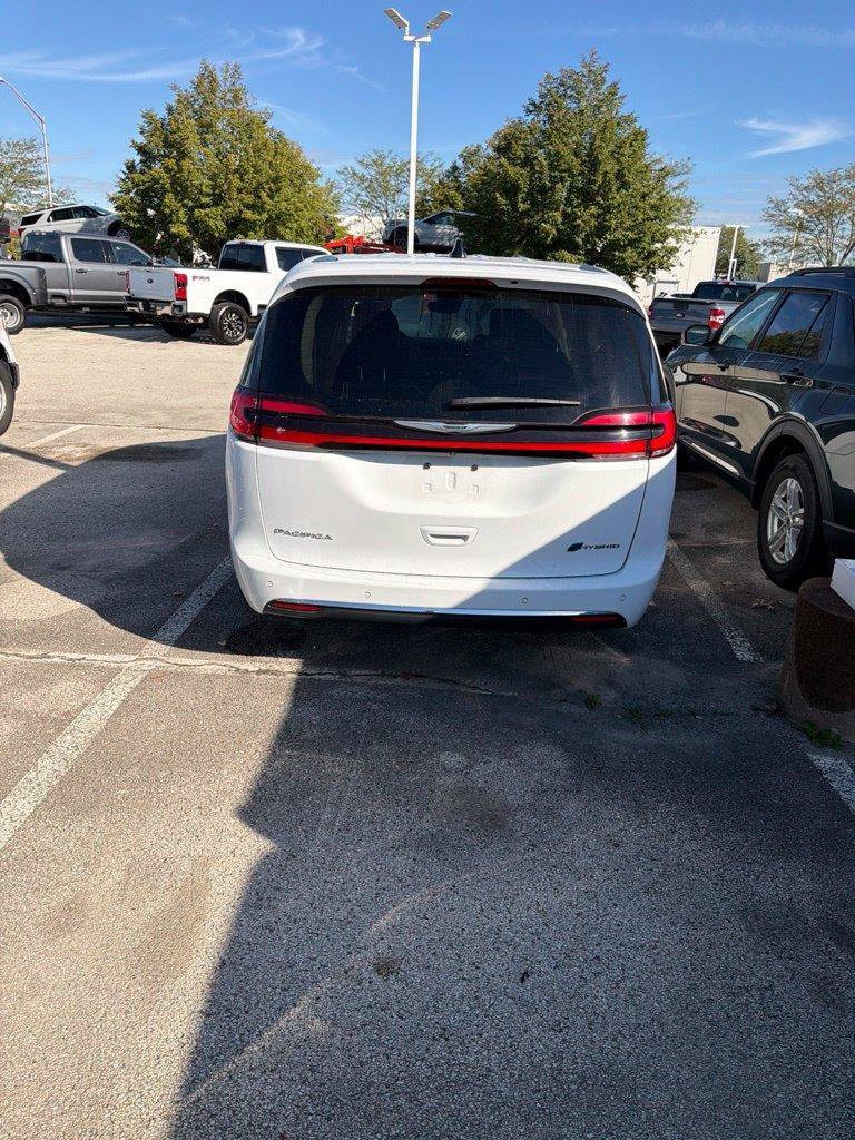 Used 2024 Bright White Clearcoat Chrysler Select image 3