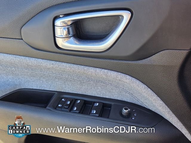 Used 2024  Jeep Latitude image 32