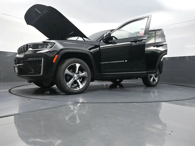 New 2026 Diamond Black Crystal Pearlcoat Jeep Limited image 31