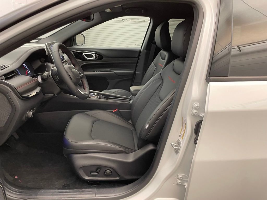 New 2026 Bright White Clear-Coat Exterior Paint Jeep Trailhawk image 14