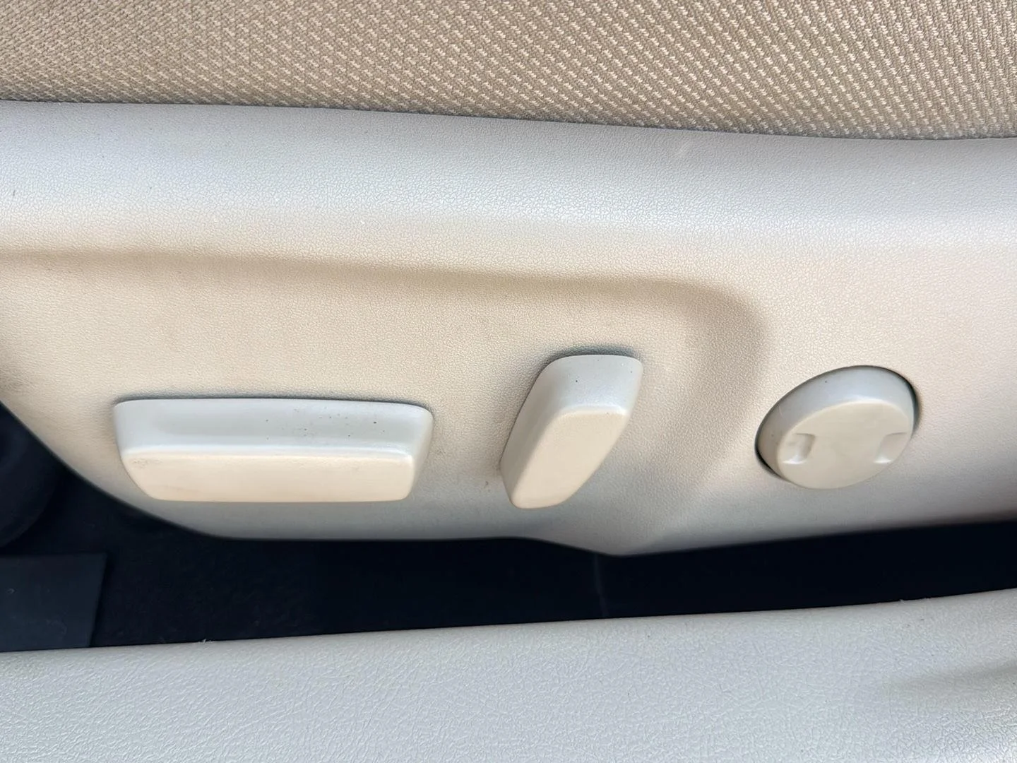 Used 2014 Creme Brulee Mica Toyota LE image 10