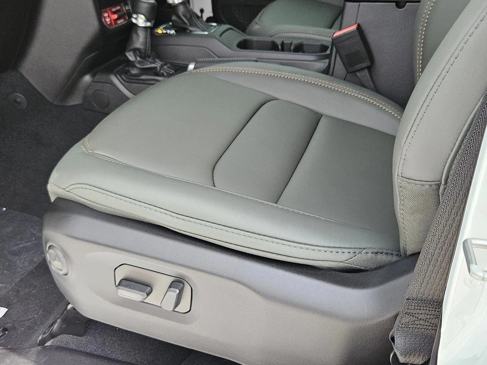 New 2026 Bright White Clear-Coat Exterior Paint Jeep Mojave image 4