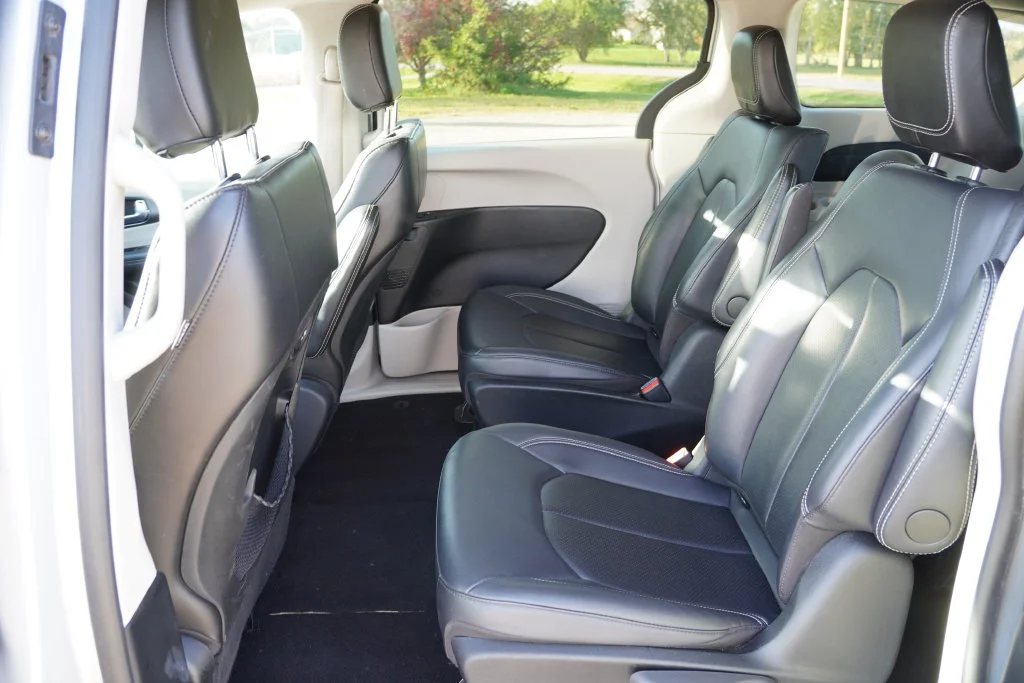 Used 2024 Silver Chrysler Select image 17
