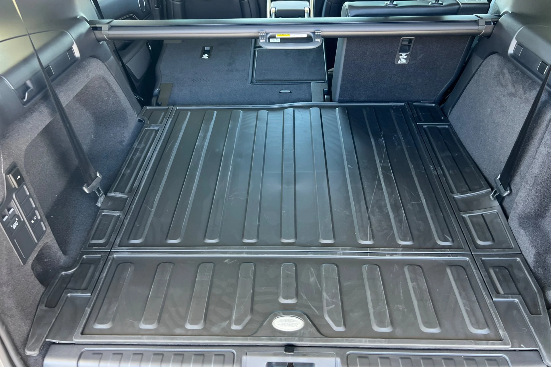 New 2026 Santorini Black Land Rover Dynamic SE image 17
