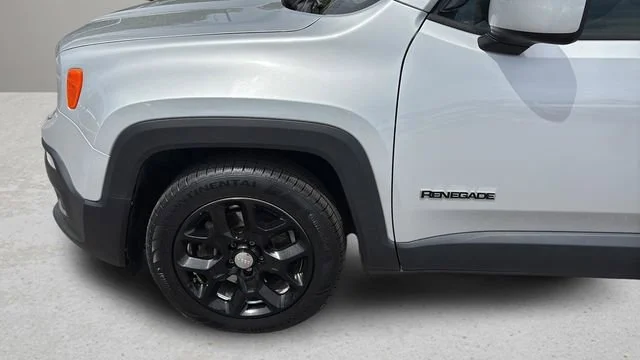 Used 2015 Silver Jeep Latitude image 33