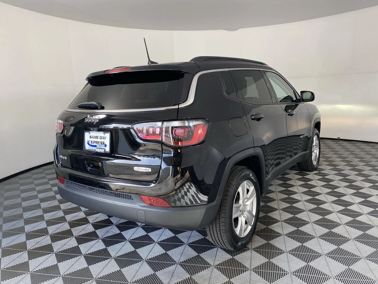 Used 2022 Diamond Black Crystal Pearlcoat Jeep Latitude image 6