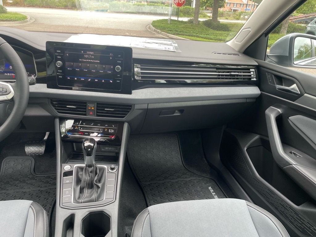 2025 Volkswagen Jetta SE - Photo 7