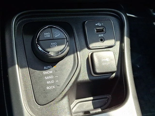 Used 2020 White Jeep Trailhawk image 23