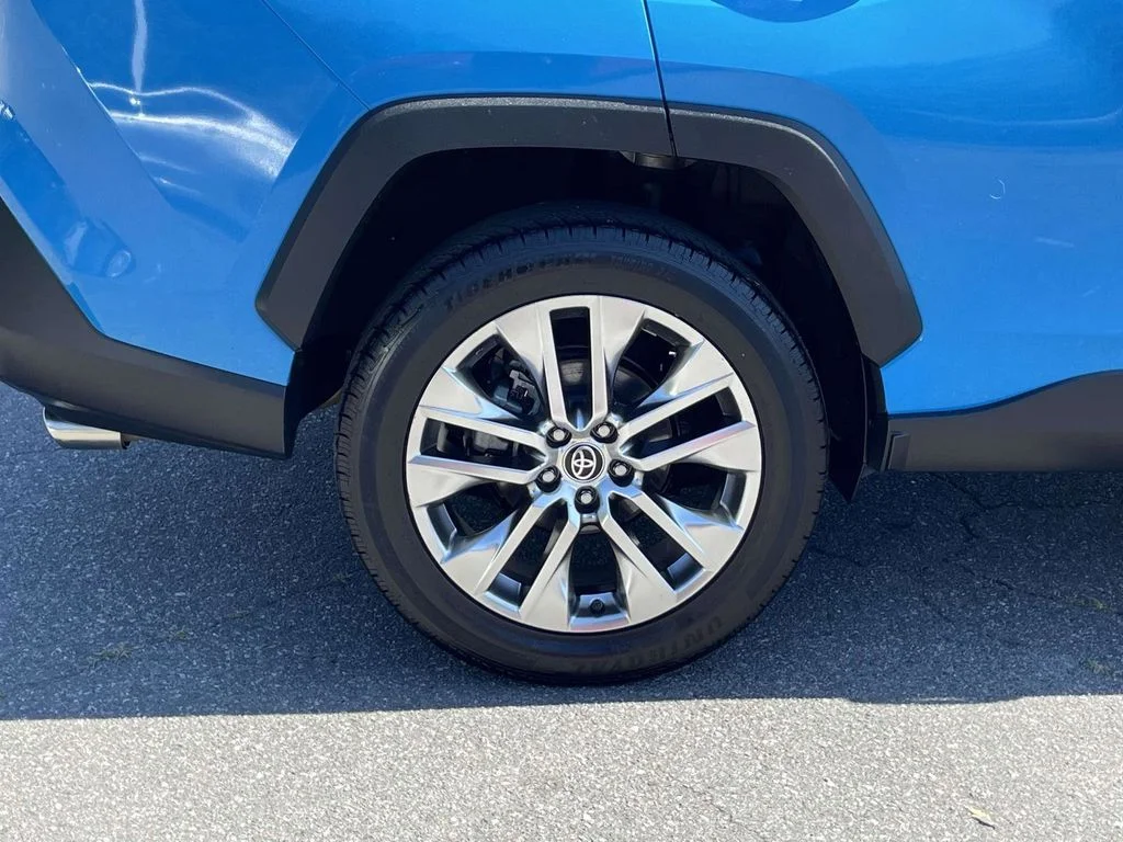 Used 2021 Blue Toyota XLE Premium image 9