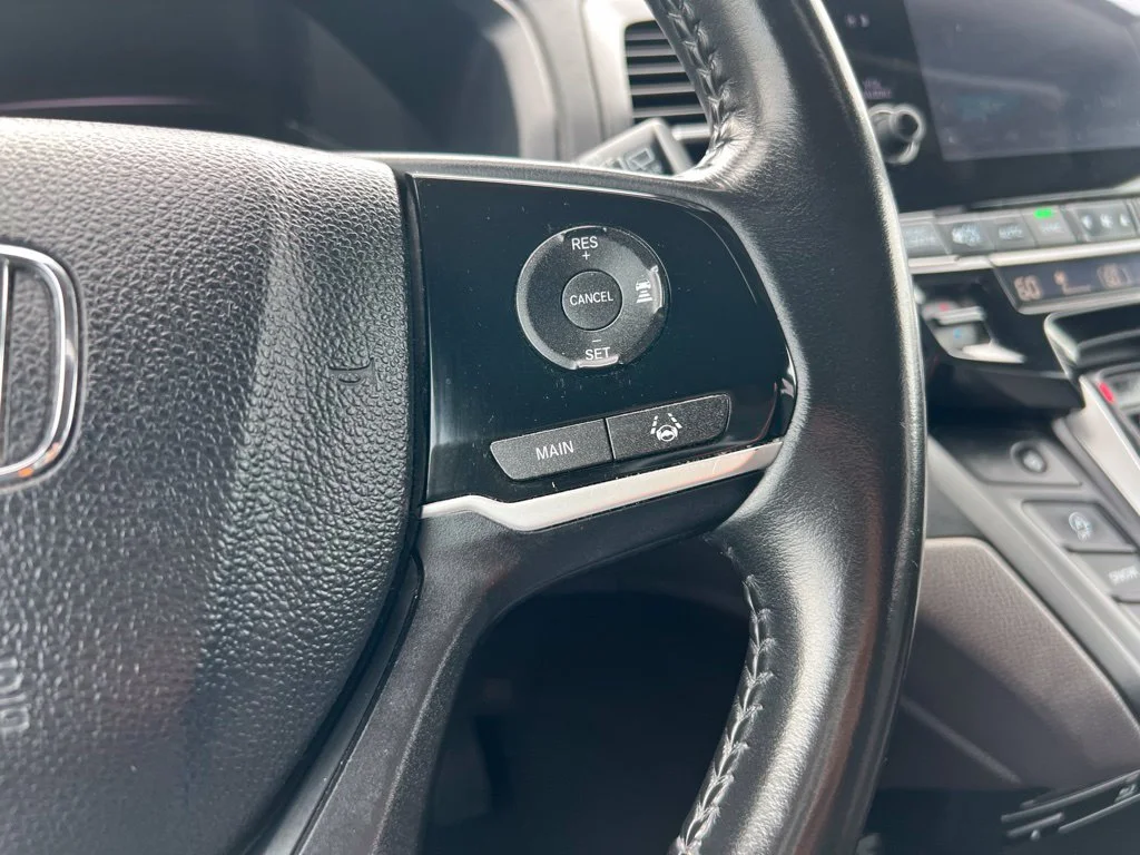 Used 2018 Forest Mist Metallic Honda Touring image 34