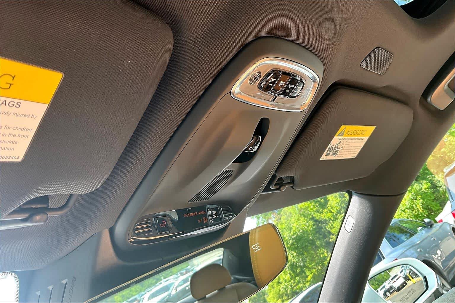 Used 2018 Crystal White Pearl Metallic Volvo Momentum image 35