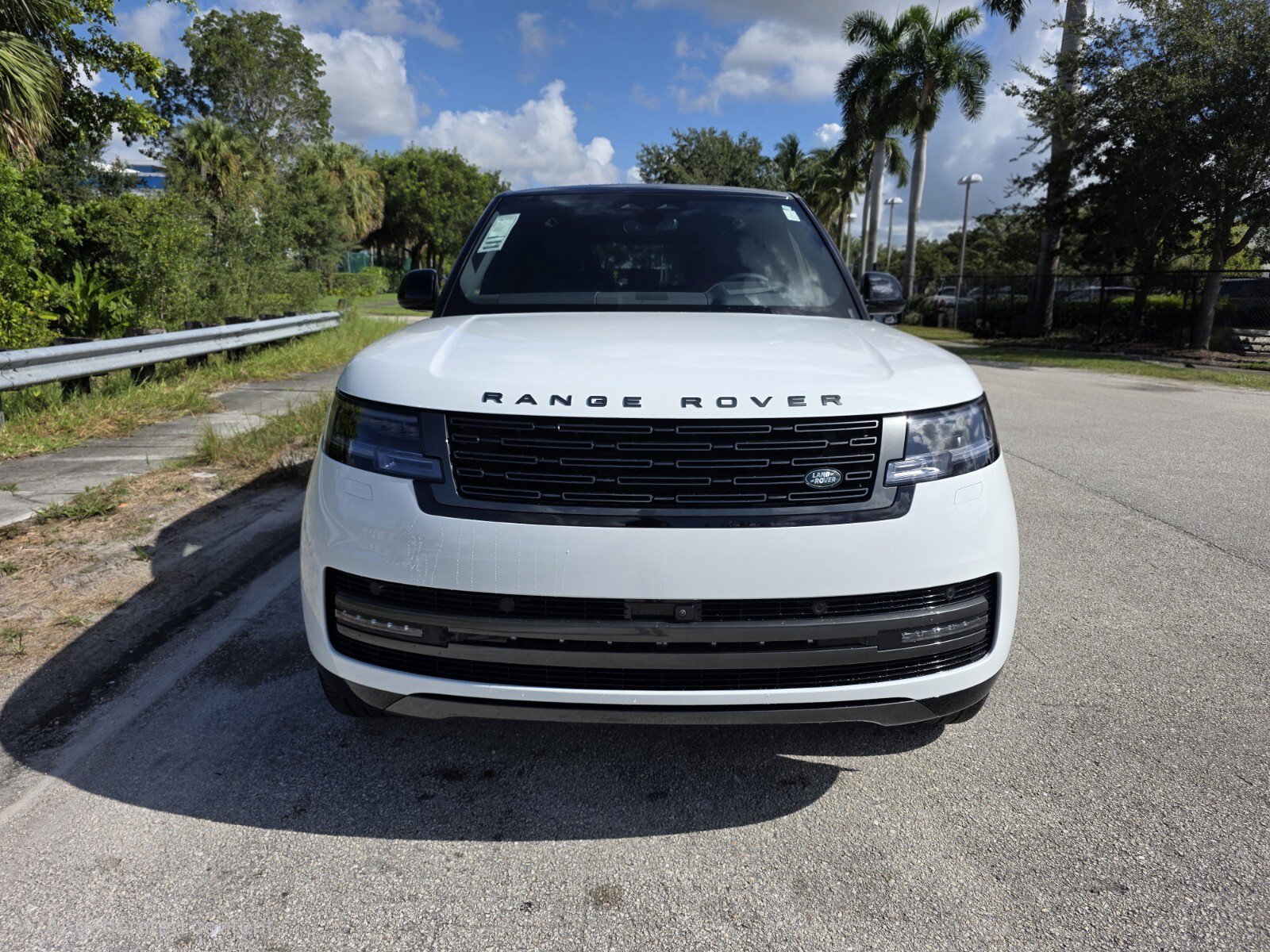 New 2026 Fuji White Land Rover P400 SE image 8