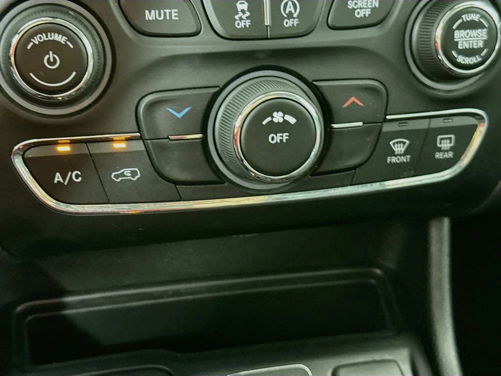 Used 2019 Green Jeep Latitude Plus image 18